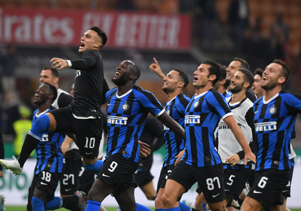 福登调侃小球迷：要这么多签名是不要拿去卖，赚了钱分我一半（福登打趣小球迷：签这么多别拿去卖，赚了记得分我一半）