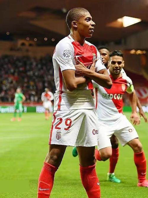 罗马诺：森林和埃弗顿正在竞争道路，球员更想去森林踢欧战（罗马诺：埃弗顿与森林争签，球员为踢欧战更愿选择森林）