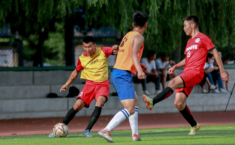 门将精彩扑救确保胜利（神勇门将高接低挡保住胜利）