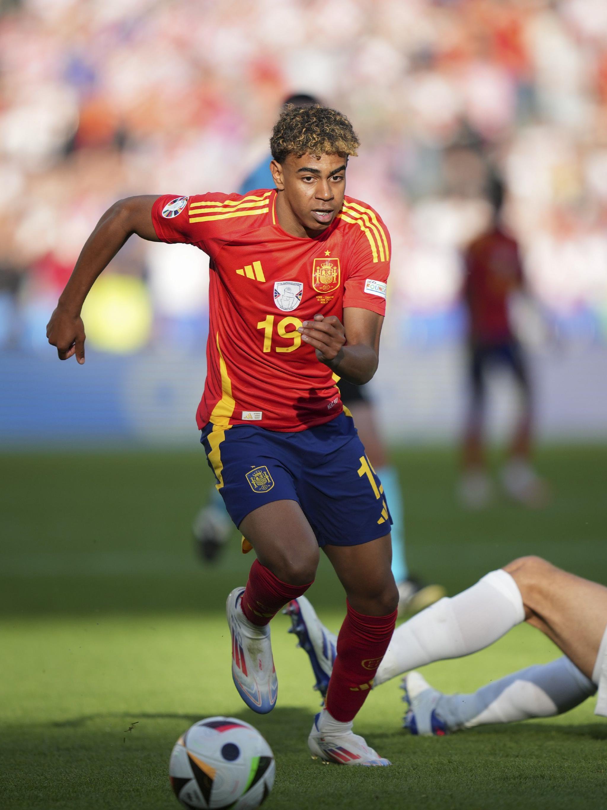 欧冠红黑榜：格纳布里领衔红榜，亚马尔、伊萨克进入黑榜（欧冠红黑榜出炉：格纳布里领跑红榜，亚马尔与伊萨克上黑榜）